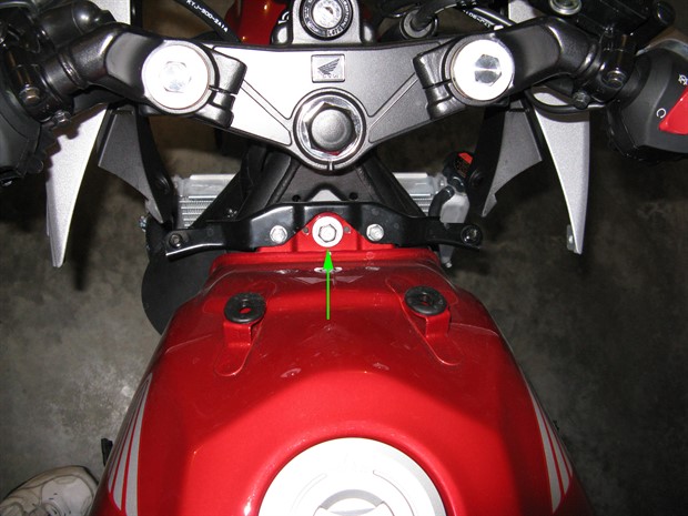 Forward fuel tank mounting bolt