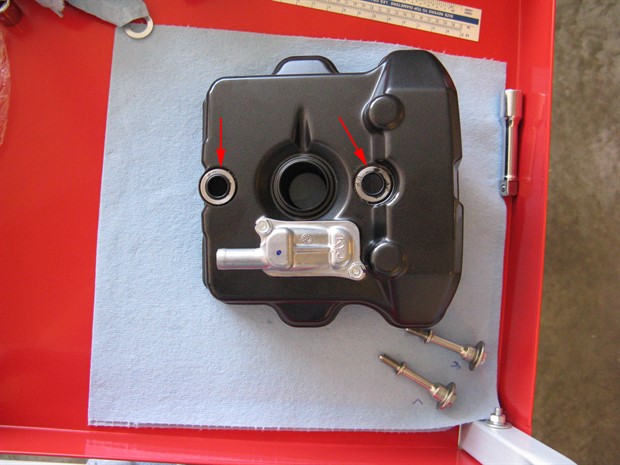 Valve cover and valve cover bolt seals