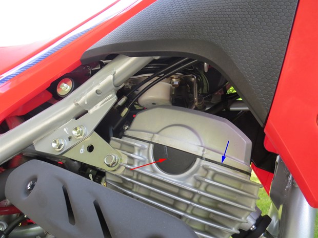 Valve cover gasket (blue arrow) with semicircle portion (red arrow)
