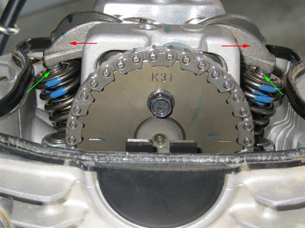 Rocker arms (red) and shims (green arrows)