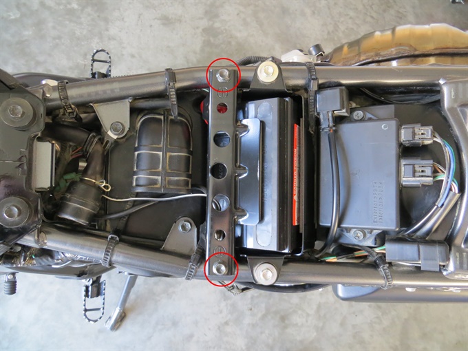 Battery securing plate