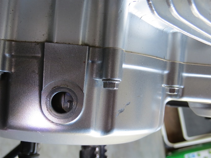 T-mark aligned in TDC plug hole: piston at TDC