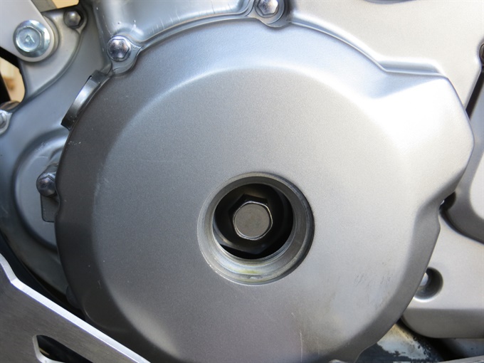 Crankshaft bolt accessible through the generator cover hole