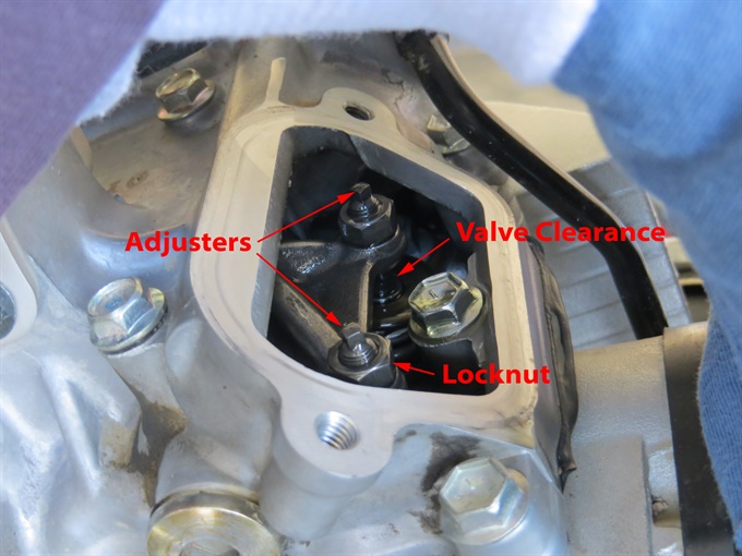 Valve adjusters and locknuts (intake)
