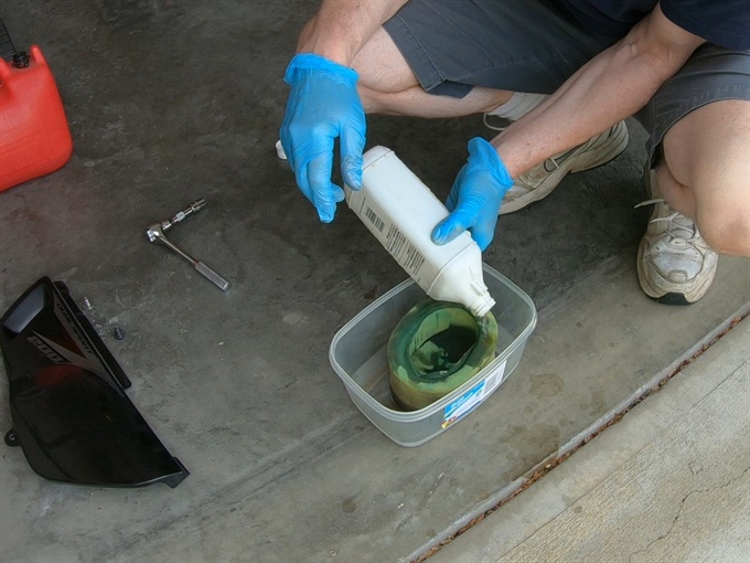 DR200SE - pouring kerosene on the air filter