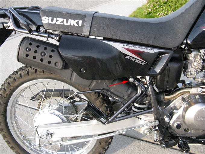 DR200SE - location of bolt securing right side cover