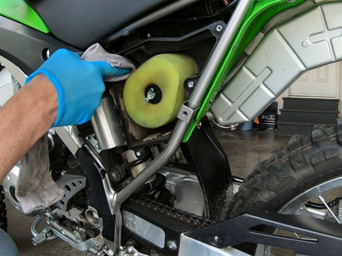 KLX140L -cleaning inside of air box