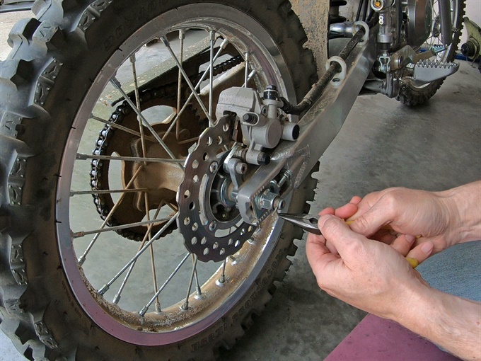 Removing the cotter pin from axle - KLX140L