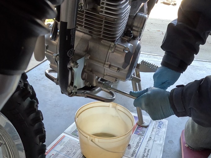 Loosening engine oil drain plug - KLX140