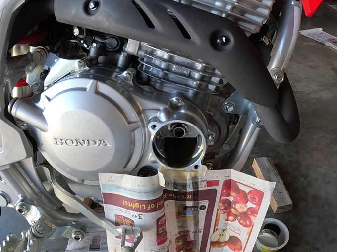Residual oil and oil filter spring in oil filter cavity - CRF250F