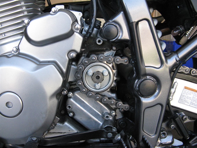 Front sprocket on a DR650SE