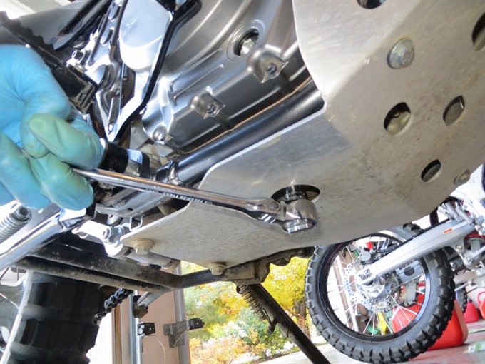 Loosening engine oil drain plug - DR650SE