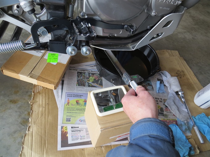 Torquing up the engine oil drain plug - DR650SE