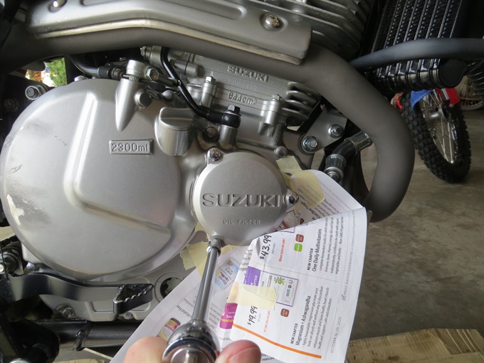 Removing oil filter cover bolts - DR650SE