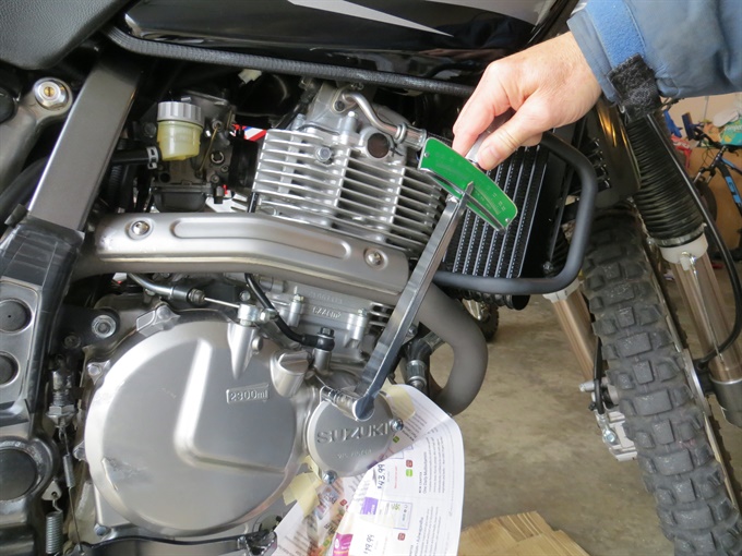 Torquing up the oil filter cover bolts - DR650SE