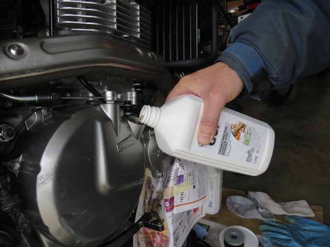 Adding oil - DR650SE