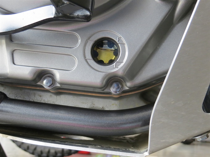 Oil level sight window - DR650SE